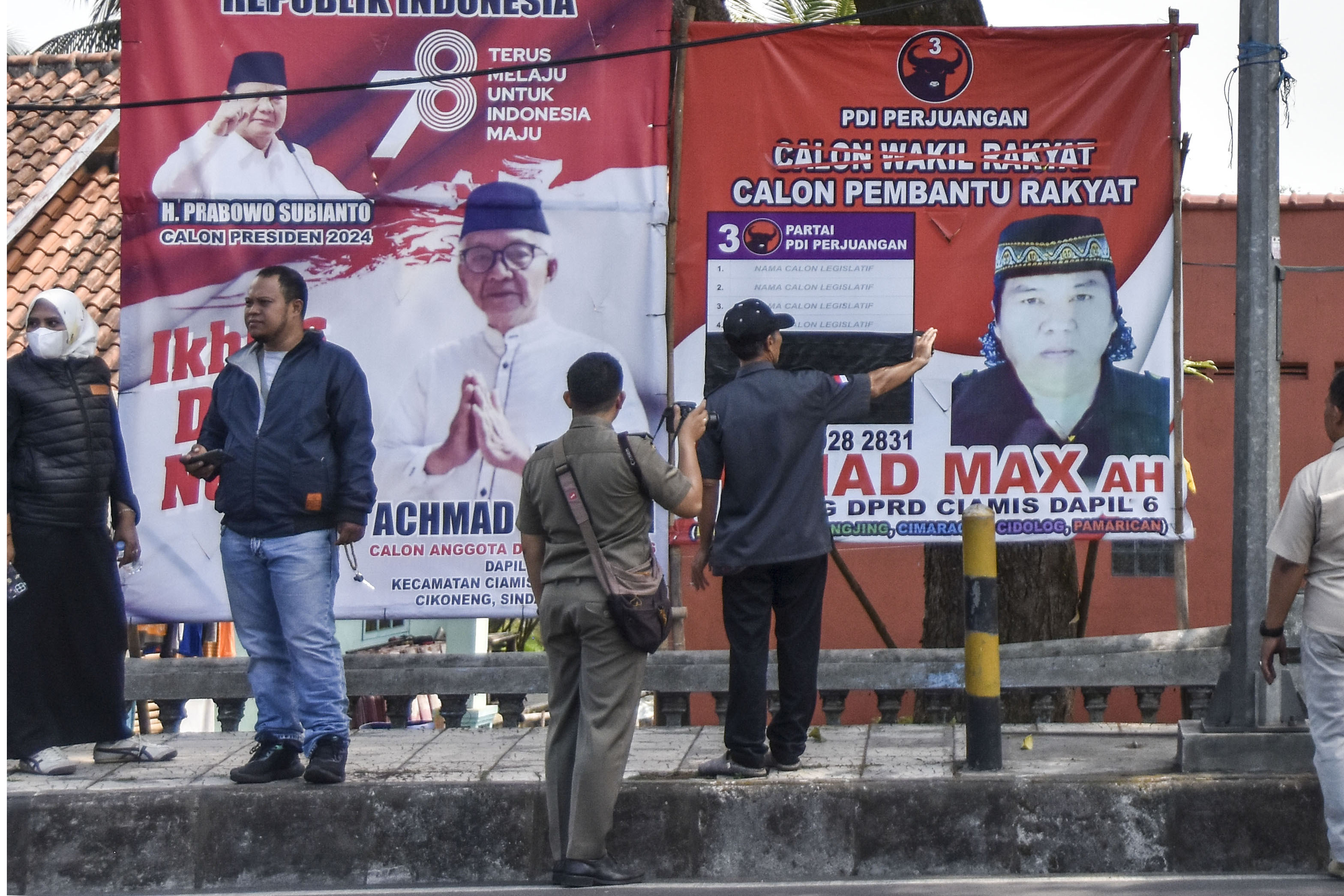 Pemkab Buton Tertibkan Alat Peraga Kampanye